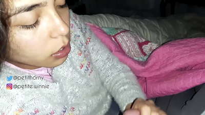 ГУТАМ СВЕ НАГОМЉЕНО МЛЕКО МУЖА - ПОКАЗИВАЊЕ ЈЕЗИКА СА СПЕРМОМ